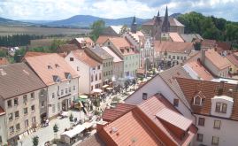 Geisa: Blick vom Kirchturm zum Gangolfiberg Foto: Geisa